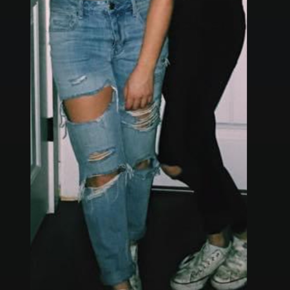 AMERICAN EAGLE- Tomgirl Distressed Boyfriend Jeans